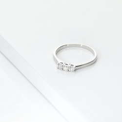 Bague trilogy linéaire en or blanc 18k avec diamants 0.15 ct