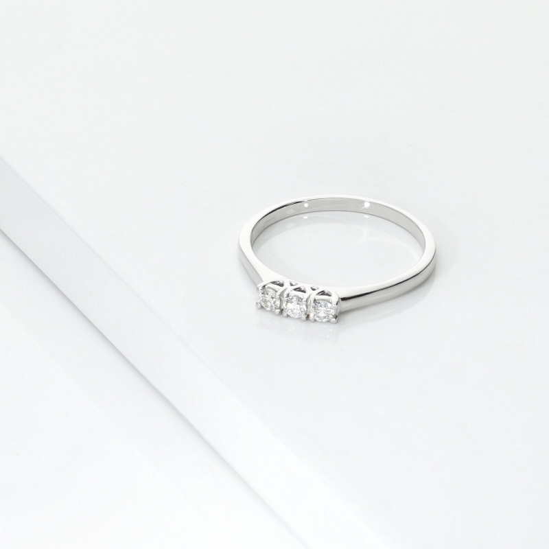 Bague trilogy linéaire en or blanc 18k avec diamants 0.15 ct