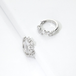 Boucles d’oreilles créoles en or blanc 750 avec diamants