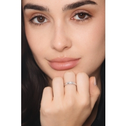 Bague solitaire moderne en or blanc 18k avec diamant 0,20ct 2