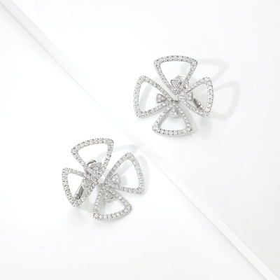 Boucles d’oreilles en or blanc 18k avec fleurs en diamants