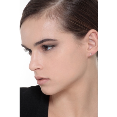 Boucle d'oreille individuelle à 4 griffes en or blanc 18 carats avec diamant