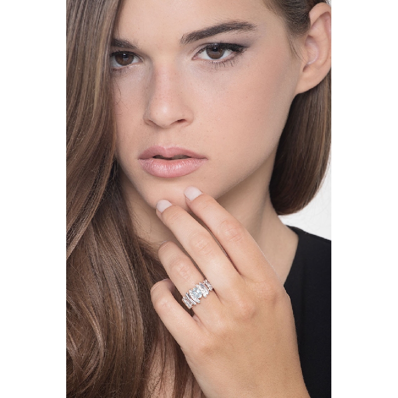 Bague bande en or blanc 18k avec aigue-marine et diamants