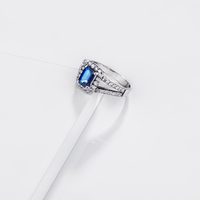 Bague halo en Or Blanc 18k avec Saphir Bleu et Diamants