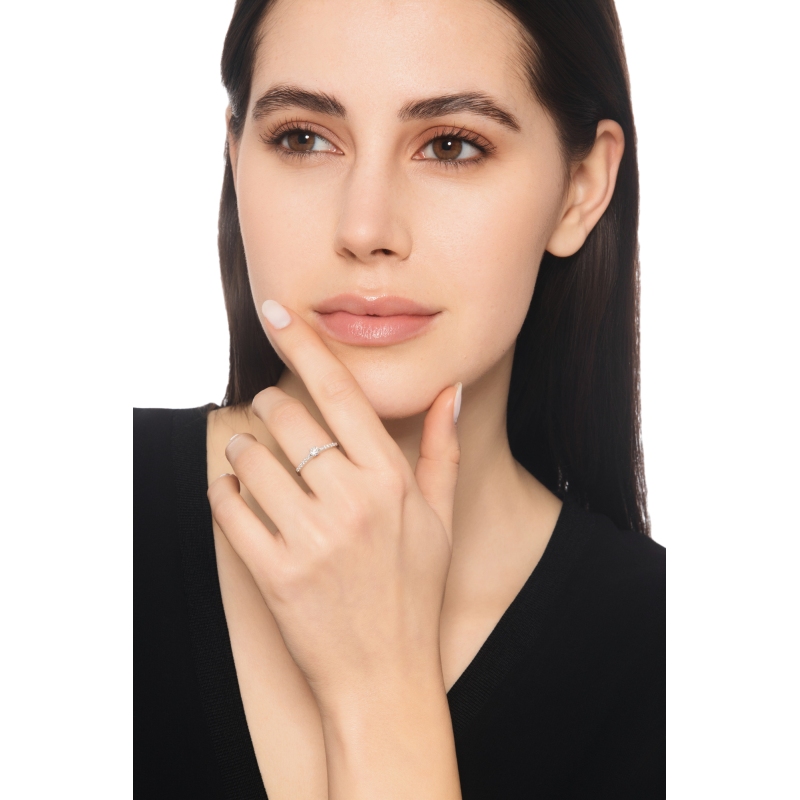 Bague or blanc 18k avec diamant central et diamants latéraux