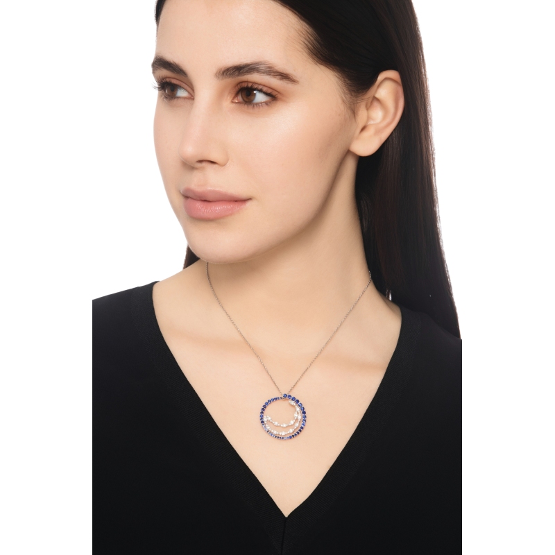 Collier or blanc 18k avec pendentif en saphirs bleus et diamants