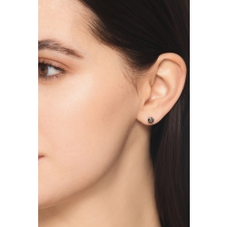 Boucle d'oreille individuelle en or blanc 18ct à griffes avec diamant noir  2