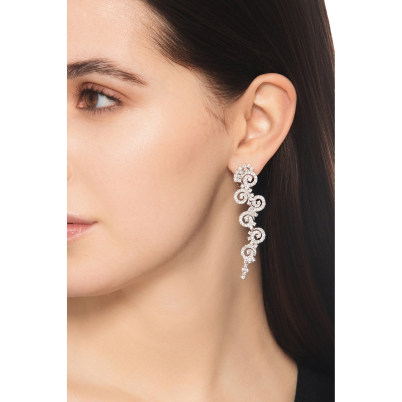  Boucles d’oreilles pendantes en or blanc 18k avec diamants