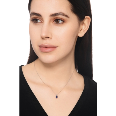 Collier en or blanc 18k avec saphir bleu central