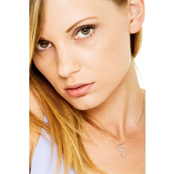 Collier Or Blanc 18k en forme de clé avec diamants 2