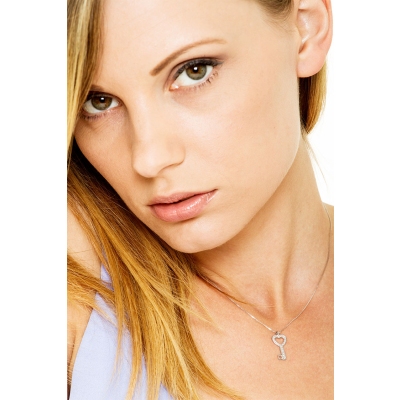 Collier Or Blanc 18k en forme de clé avec diamants