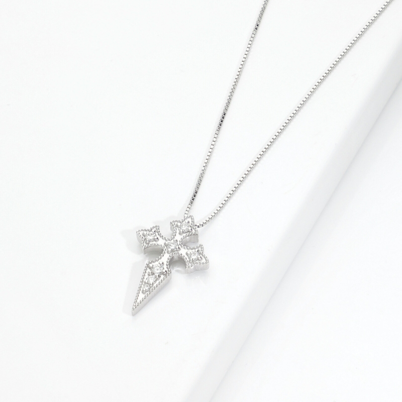 Collier en or blanc 750 avec croix en diamants
