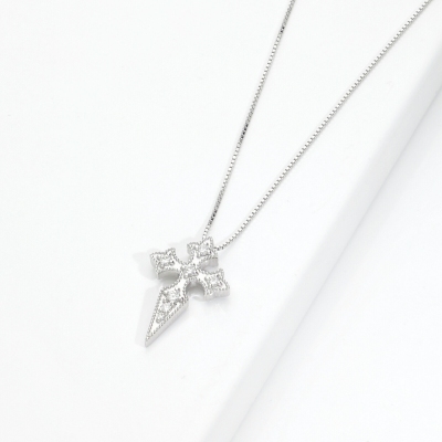 Collier en or blanc 750 avec croix en diamants