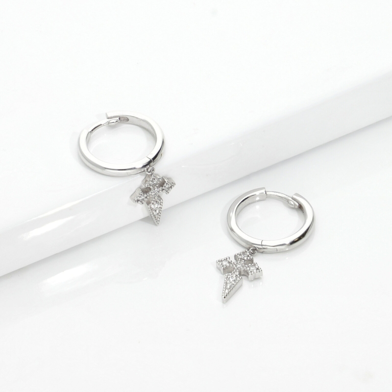 Créoles en or blanc 18k avec croix pendante et diamants