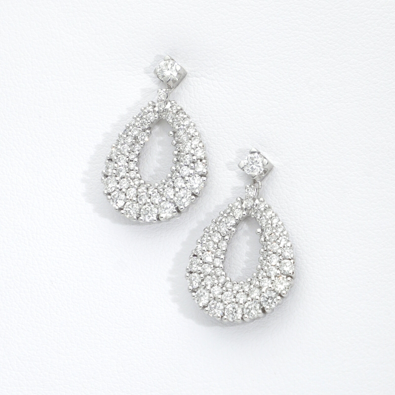Boucles d’oreilles goutte en or blanc 18k avec diamants