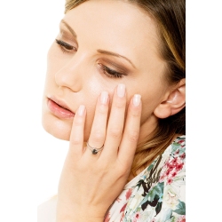 Bague solitaire en or blanc 18k avec diamant noir et diamants blancs 2