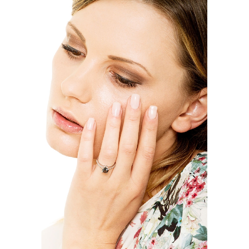 Bague solitaire en or blanc 18k avec diamant noir et diamants blancs Bague solitaire en or blanc 18k avec diamant noir et diamants blancs