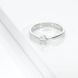 Bague solitaire or blanc 18k diamant ovale GIA 0.30ct