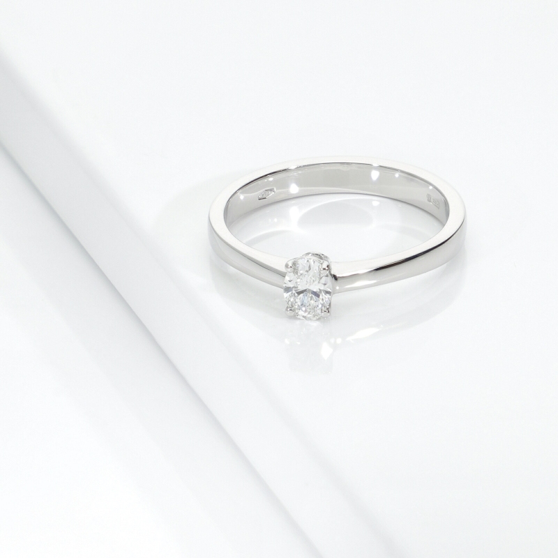 Bague solitaire or blanc 18k diamant ovale GIA 0.30ct