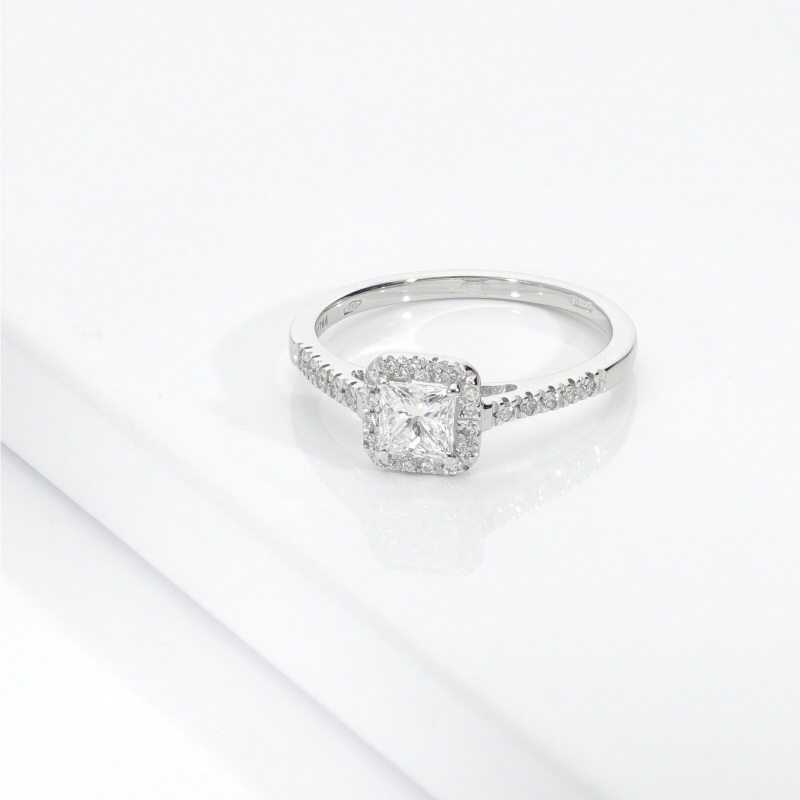 Bague mariage diamant princess 0.50 ct en or blanc 18k avec diamants latéraux