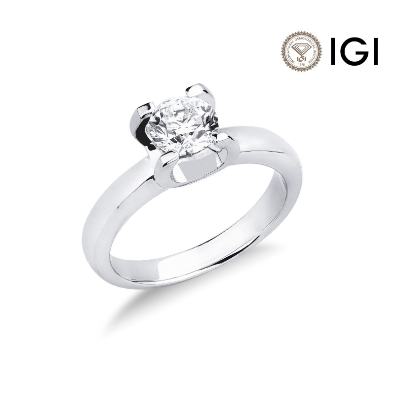 Bague solitaire à 4 griffes en or blanc 18 carats avec diamant 0.90ct