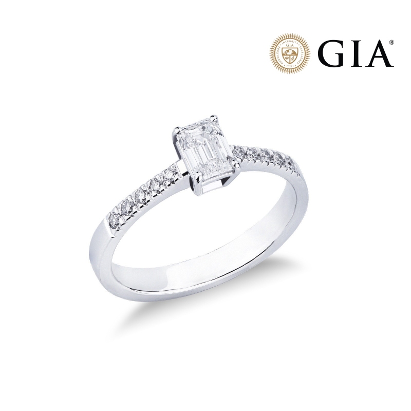 Bague avec diamant taille cœur 0,70 ct GIA en or blanc 18k