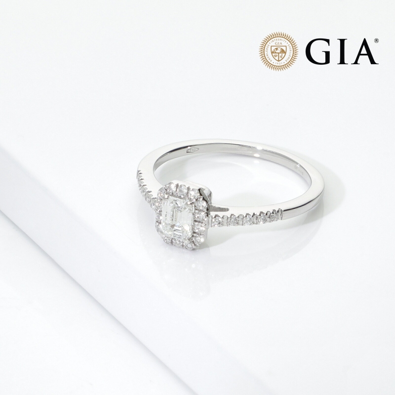 Bague avec diamant central GIA 0.40 ct et diamants latéraux or blanc 750