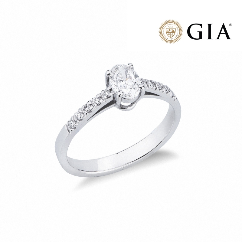 Bague solitaire diamant certifié GIA 0.50 CT et diamants latéraux en or 18K