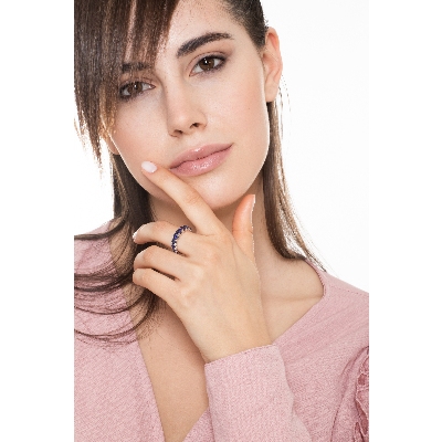 Bague demi-alliance en or blanc 18k avec saphirs bleus