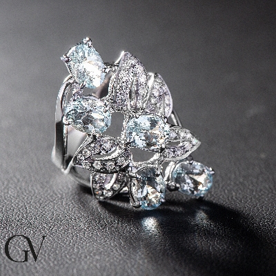 Bague Fantaisie en or blanc 18k avec aigue-marine ovale et diamants