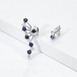Boucles d’oreilles asymétriques Or Blanc 18k avec saphirs bleus et diamants