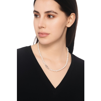 Collier de perles japonaises avec fermoir en or blanc et diamants