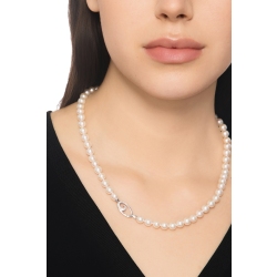 Collier de perles japonaises avec fermoir en or blanc et diamants 2