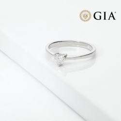Bague solitaire Or Blanc 18k avec diamant cœur GIA 0.30 ct