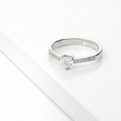 Bague solitaire Or Blanc 18k avec diamant cœur certifié GIA 0.30 ct