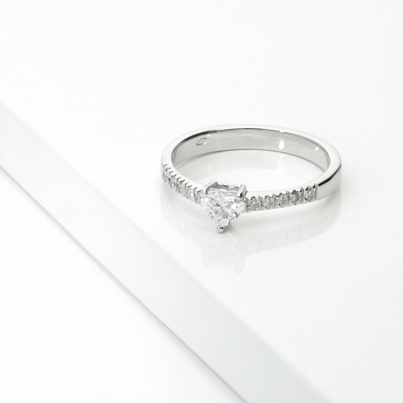 Bague solitaire Or Blanc 18k avec diamant cœur certifié GIA 0.30 ct