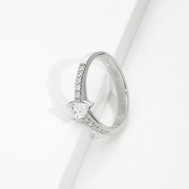 Bague solitaire Or Blanc 18k diamant poire certifié GIA 0.30 ct