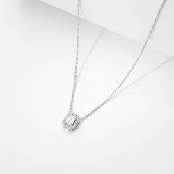 Collier Or Blanc 18k avec diamant émeraude GIA 0.50 CT et halo de diamants