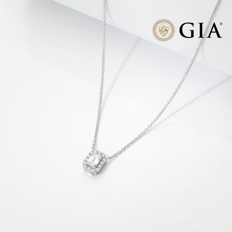 Collier Or Blanc 18k avec diamant émeraude GIA 0.50 CT et halo de diamants