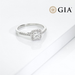 Bague solitaire Or Blanc 18k avec diamant princess GIA 0.40 ct et diamants latéraux