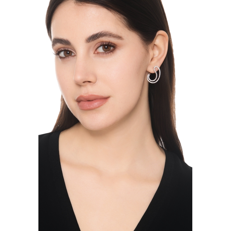 Boucles d’oreilles en or blanc 18k avec design double goutte et diamants