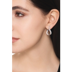 Boucles d’oreilles goutte sinueuse en or blanc 18k avec diamants 2