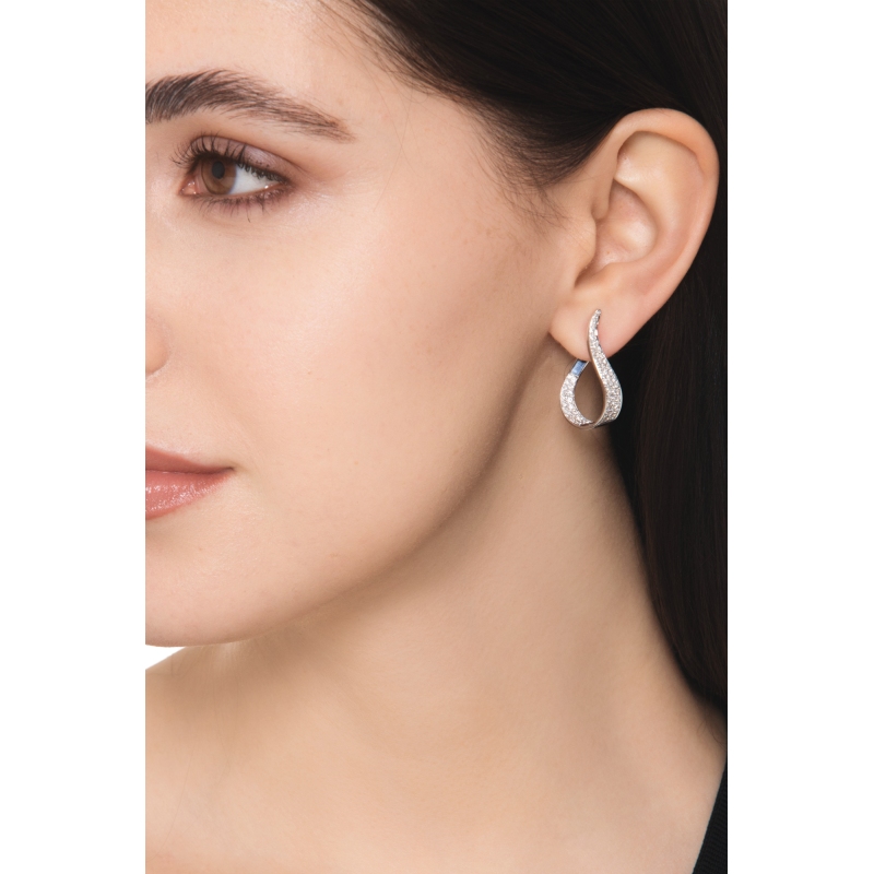Boucles d’oreilles goutte sinueuse en or blanc 18k avec diamants