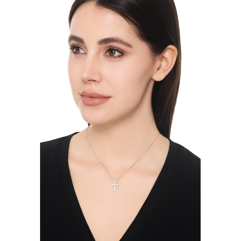 Collier en or blanc 750 avec croix en diamants