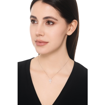 Collier en or blanc 750 avec croix en diamants