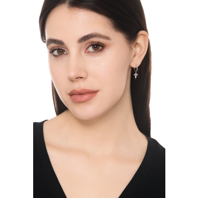 Créoles en or blanc 18k avec croix pendante et diamants