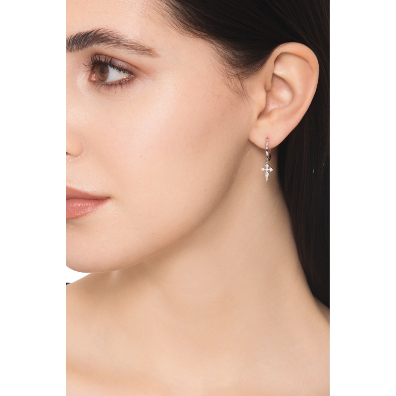 Créoles en or blanc 18k avec croix pendante et diamants