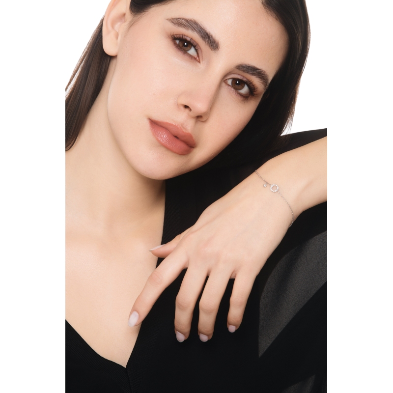 Bracelet avec la lettre O en or blanc et diamants