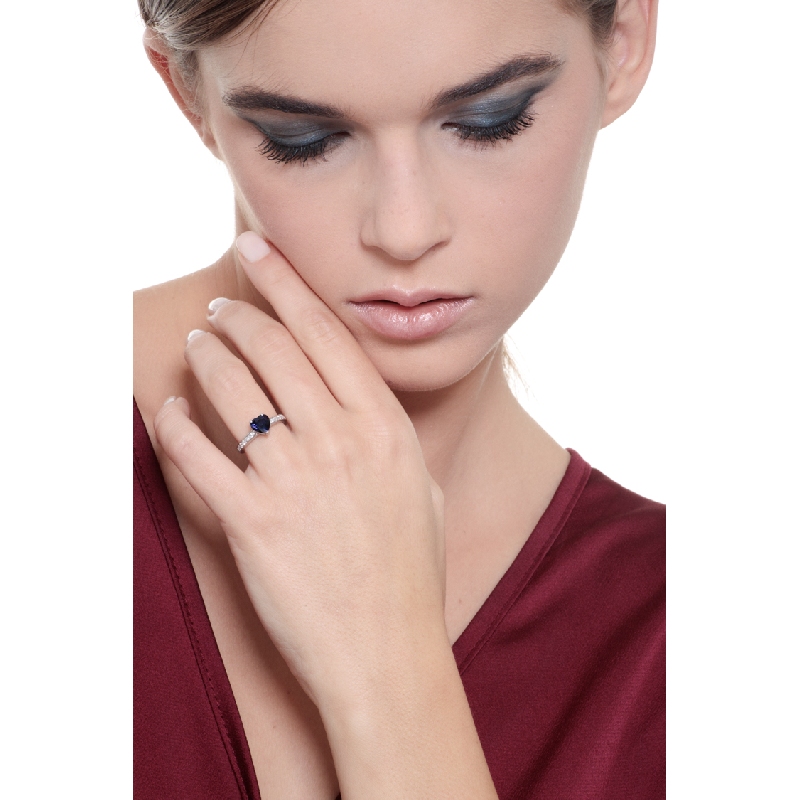 Bague en or blanc 18k avec saphir bleu en forme de cœur et diamants  Bague en or blanc 18k avec saphir bleu en forme de cœur et diamants