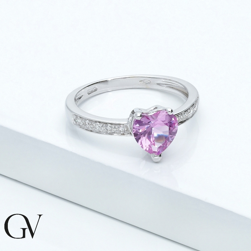 Bague en or blanc 18k avec un saphir rose en forme de cœur et des diamants sur la monture Bague en or blanc 18k avec un saphir rose en forme de cœur et des diamants sur la monture